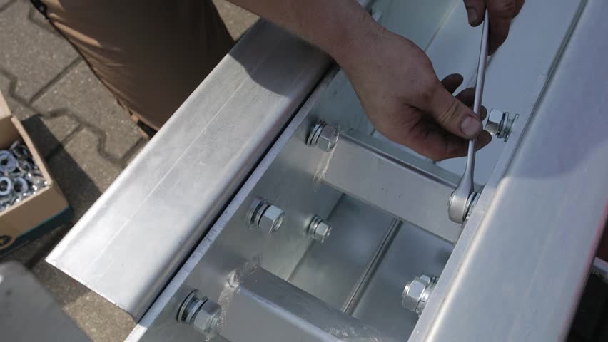 Header of screw