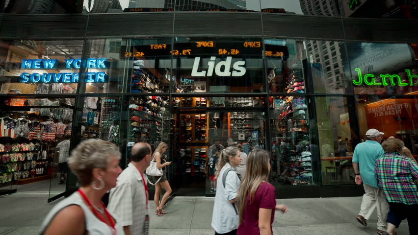 new-york-august-7-2014-famous-lids-hat-store-in-times-square-in-new