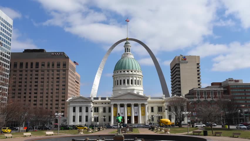 SAINT LOUIS, MO/USA MARCH 17, 2015: Time Lapse Of Downtown Saint Louis With Old Courthouse And ...