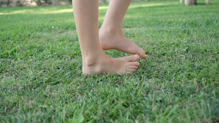 Slow Motion Shot Of A Child's Bare Feet Walking Over Green Grass Stock ...